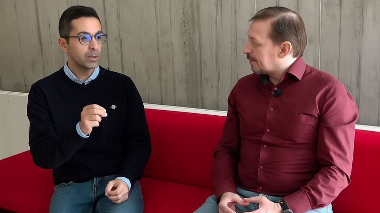 Dr. Nordmann in conversation with Dr. Falk Schlaudraff, Manager Product Management Uprights (widefield/compound) at Leica Microsystems