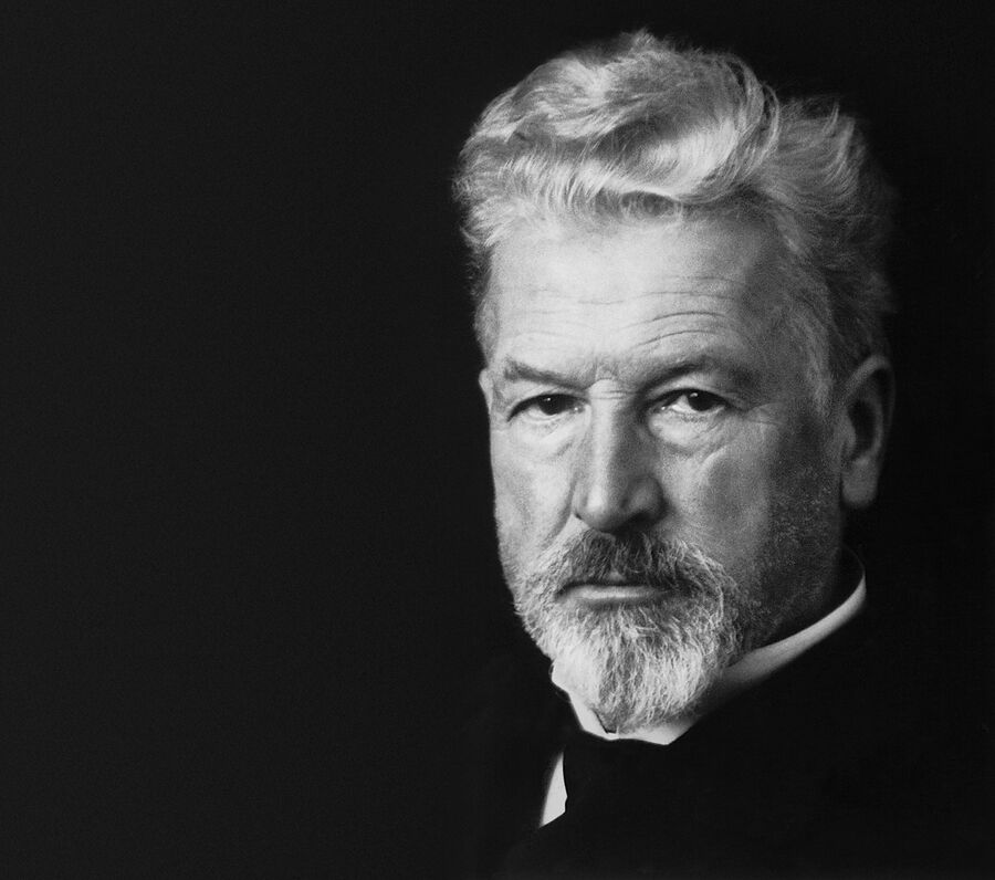 Ernst Leitz (1843–1920) joined the family business in 1864 and turned it to a leading global company. Ernst Leitz (1843–1920) joined the family business in 1864 and turned it to a leading global company.