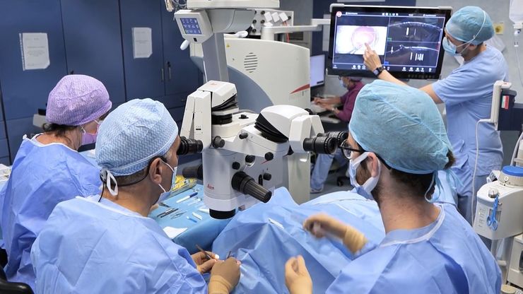 Prof. Fontana uses the Proveo 8 with EnFocus intraoperative OCT for his corneal surgery. Prof. Fontana uses the Proveo 8 with EnFocus intraoperative OCT for his corneal surgery.